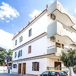 Apartment Takis *